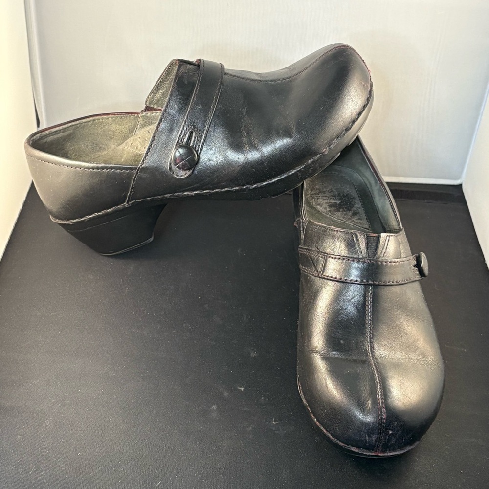 Dansko "Solstice" Black Leather Side Button Closed Back Clogs Sz.10.5 US/41 EU